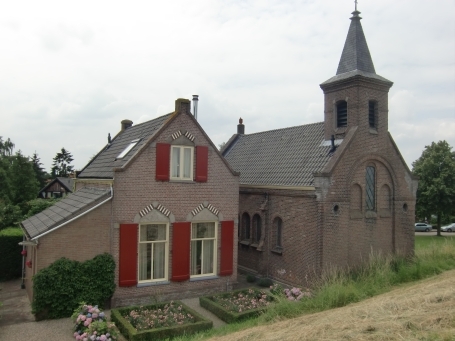Millingen aan de Rijn : Rijndijk, direkt am Rheindeich gelegen, die ehem. protestantische Kirche und das ehem. Pfarrhaus.